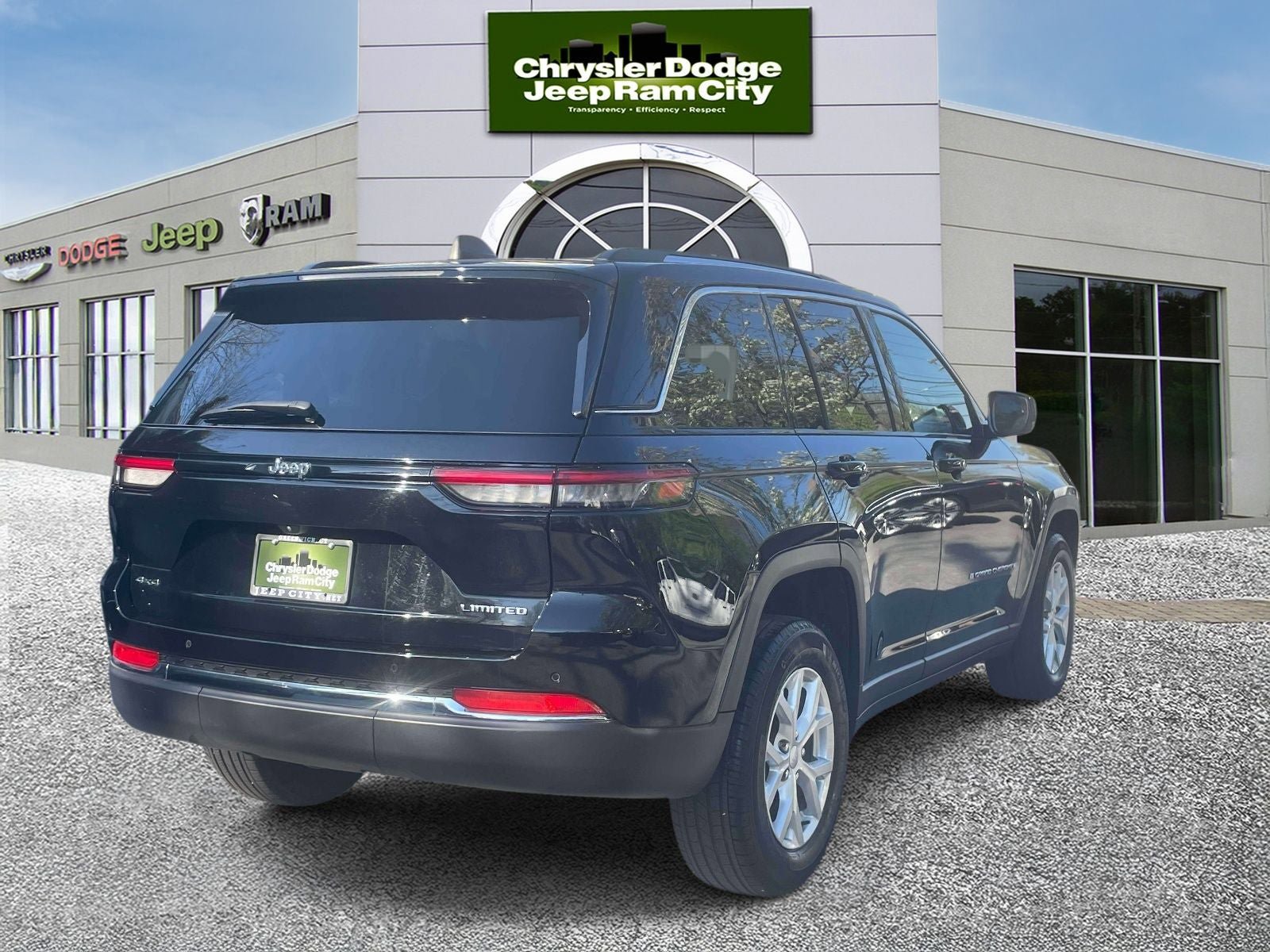 Used 2023 Jeep Grand Cherokee Limited AWD/4WD image 6