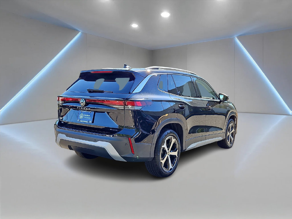 Certified 2025 Volkswagen Tiguan SE w/ Panoramic Sunroof Package AWD/4WD image 5
