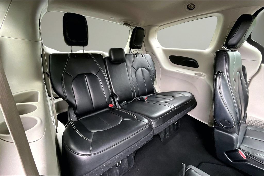 Used 2023 Chrysler Pacifica Touring-L FWD image 25