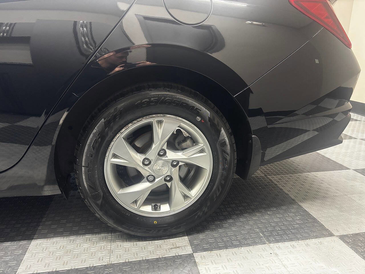 Used 2023 Hyundai Elantra SE FWD image 11