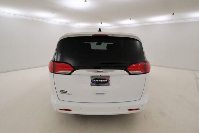 Used 2022 Chrysler Voyager LX image 4