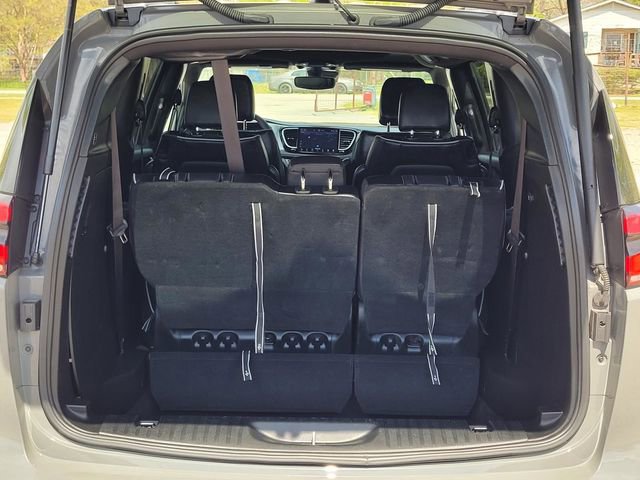 Used 2025 Chrysler Pacifica Limited image 10