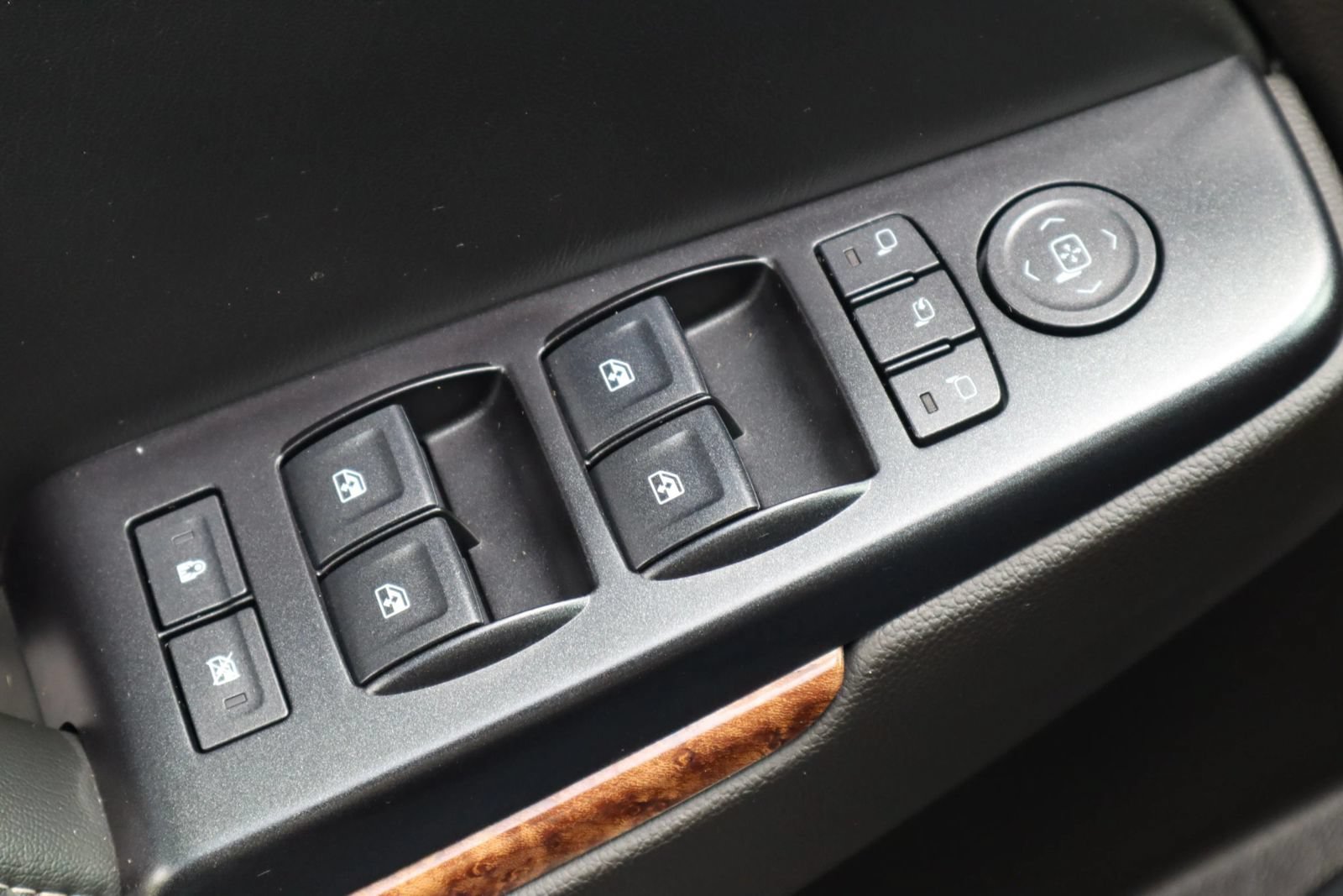 Used 2015 Chevrolet Suburban LTZ RWD image 41