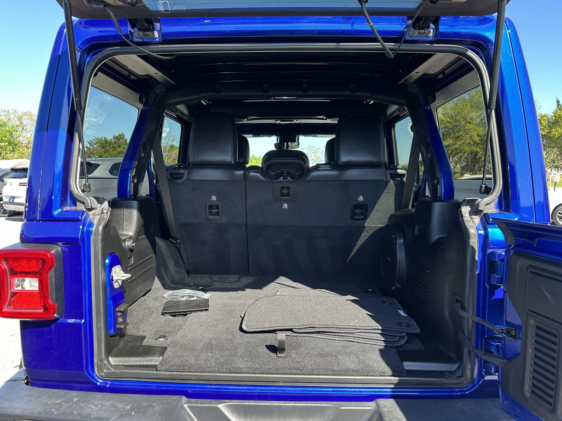 Used 2020 Jeep Wrangler Unlimited Sahara image 11