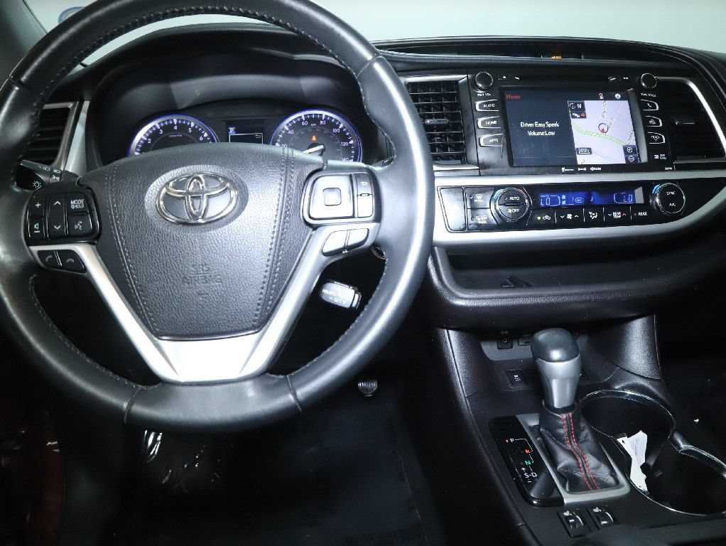 Used 2019 Toyota Highlander SE w/ Nightshade Edition AWD/4WD image 30
