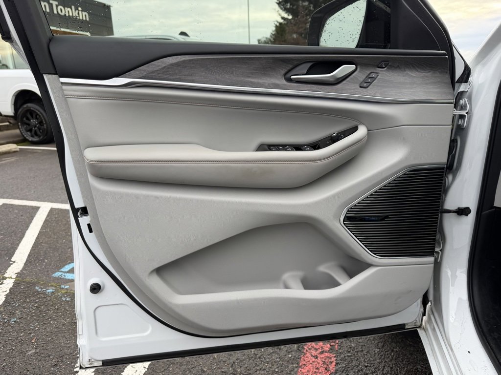 Used 2023 Jeep Grand Cherokee Overland w/ Adv Protech Group III image 12