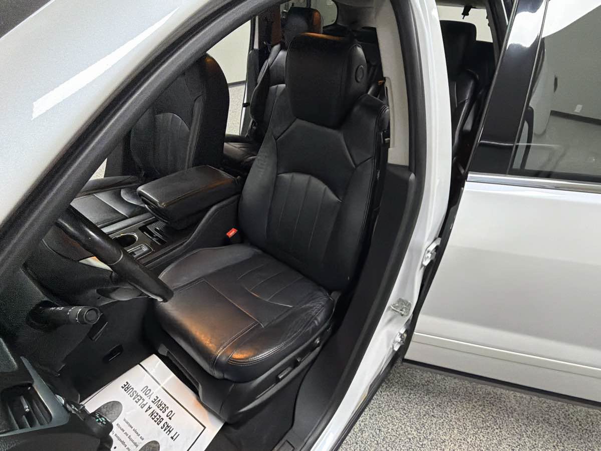Used 2017 Chevrolet Traverse LT FWD image 12
