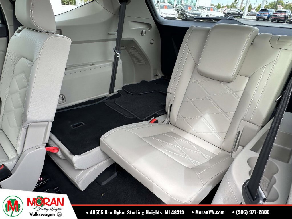 Certified 2024 Volkswagen Atlas SE w/ Black Wheel Package AWD/4WD image 11