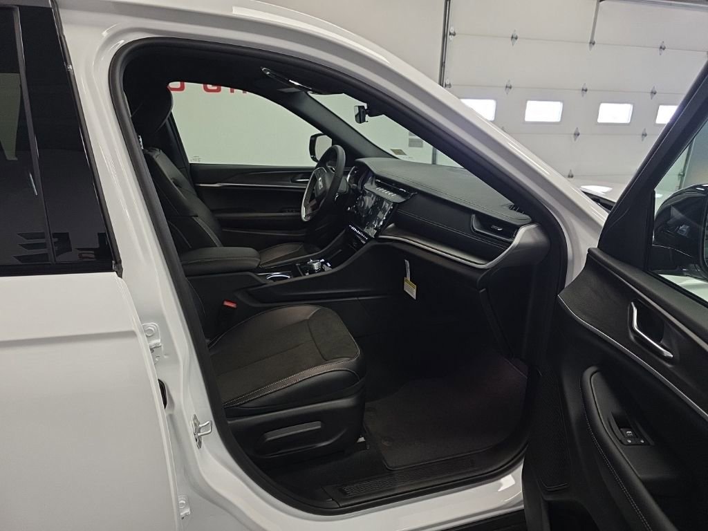 New 2026 Jeep Grand Cherokee Altitude AWD/4WD image 19