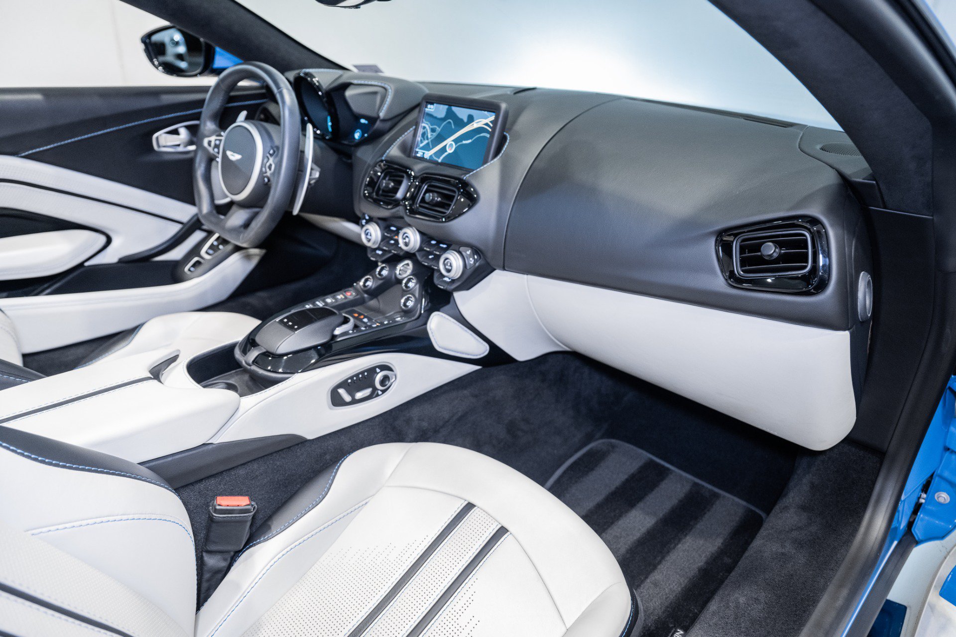 Used 2021 Aston Martin V8 Vantage Roadster RWD image 15