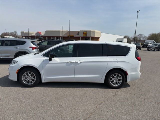 Used 2025 Chrysler Pacifica Select image 3