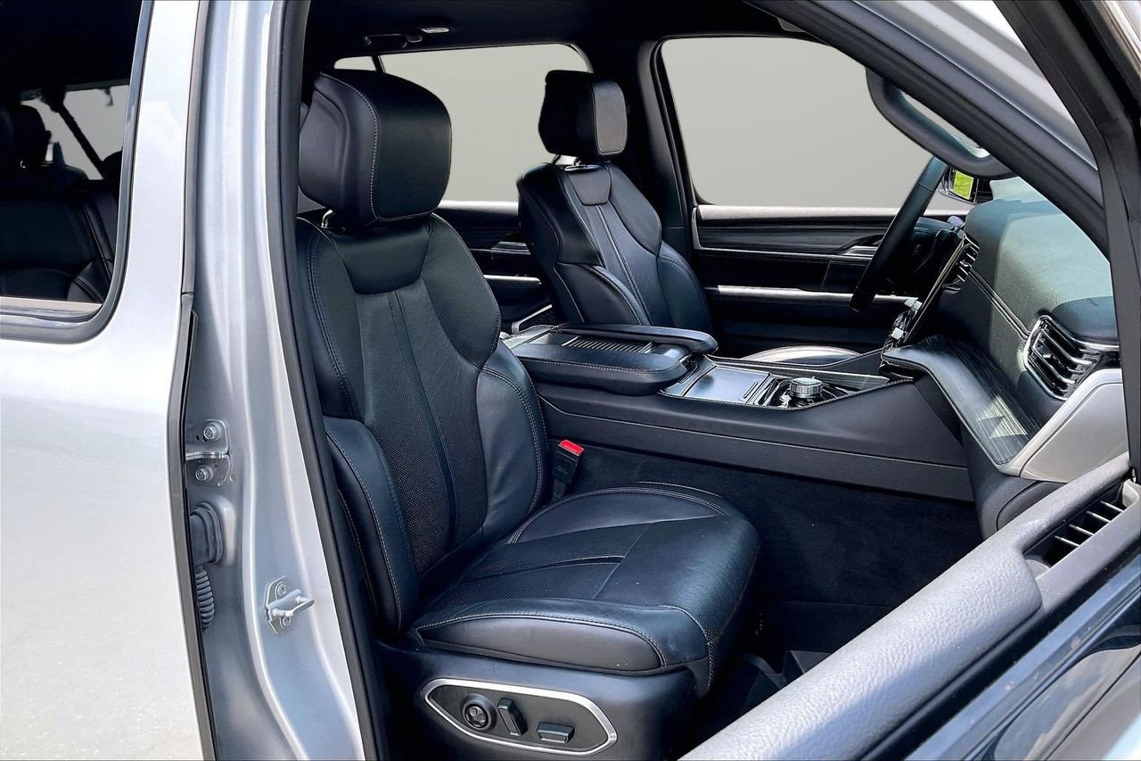 Certified 2024 Jeep Wagoneer L Series II w/ Flexible Seating Group AWD/4WD image 24