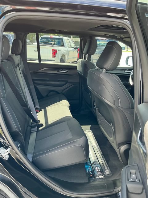 Used 2024 Jeep Grand Cherokee Laredo X w/ Luxury Tech Group I AWD/4WD image 17