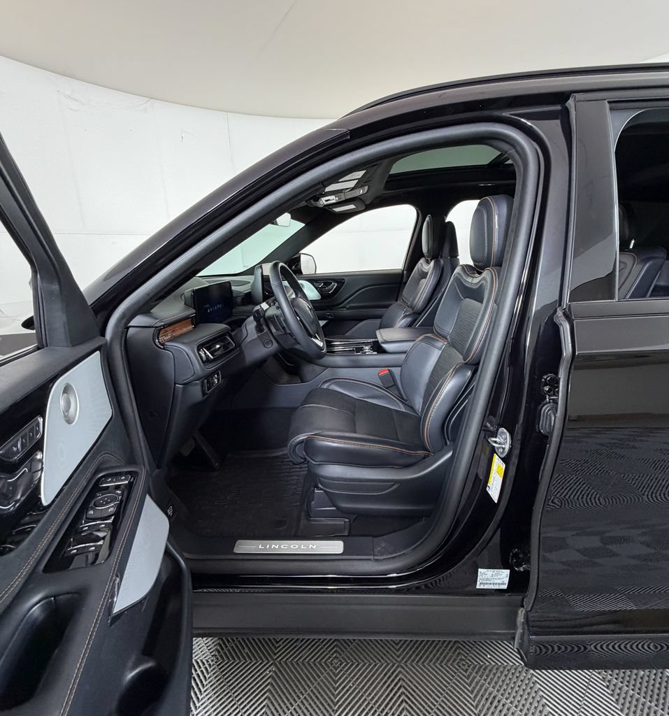 Used 2025 Lincoln Aviator Black Label w/ Jet Appearance Package AWD/4WD image 10