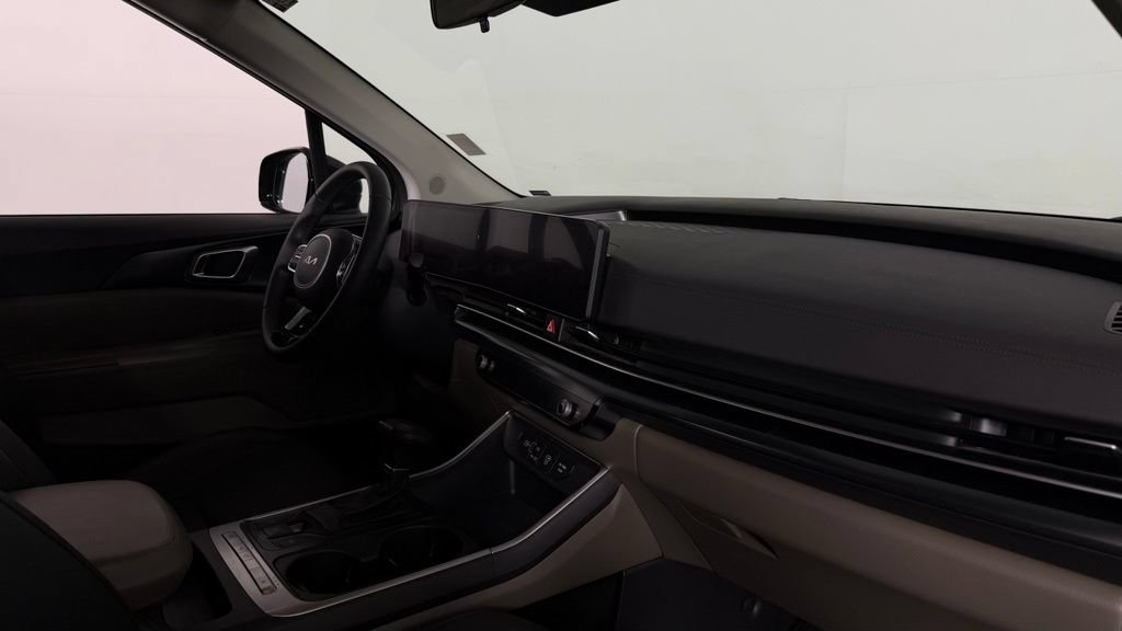 Used 2025 Kia Carnival FWD image 31