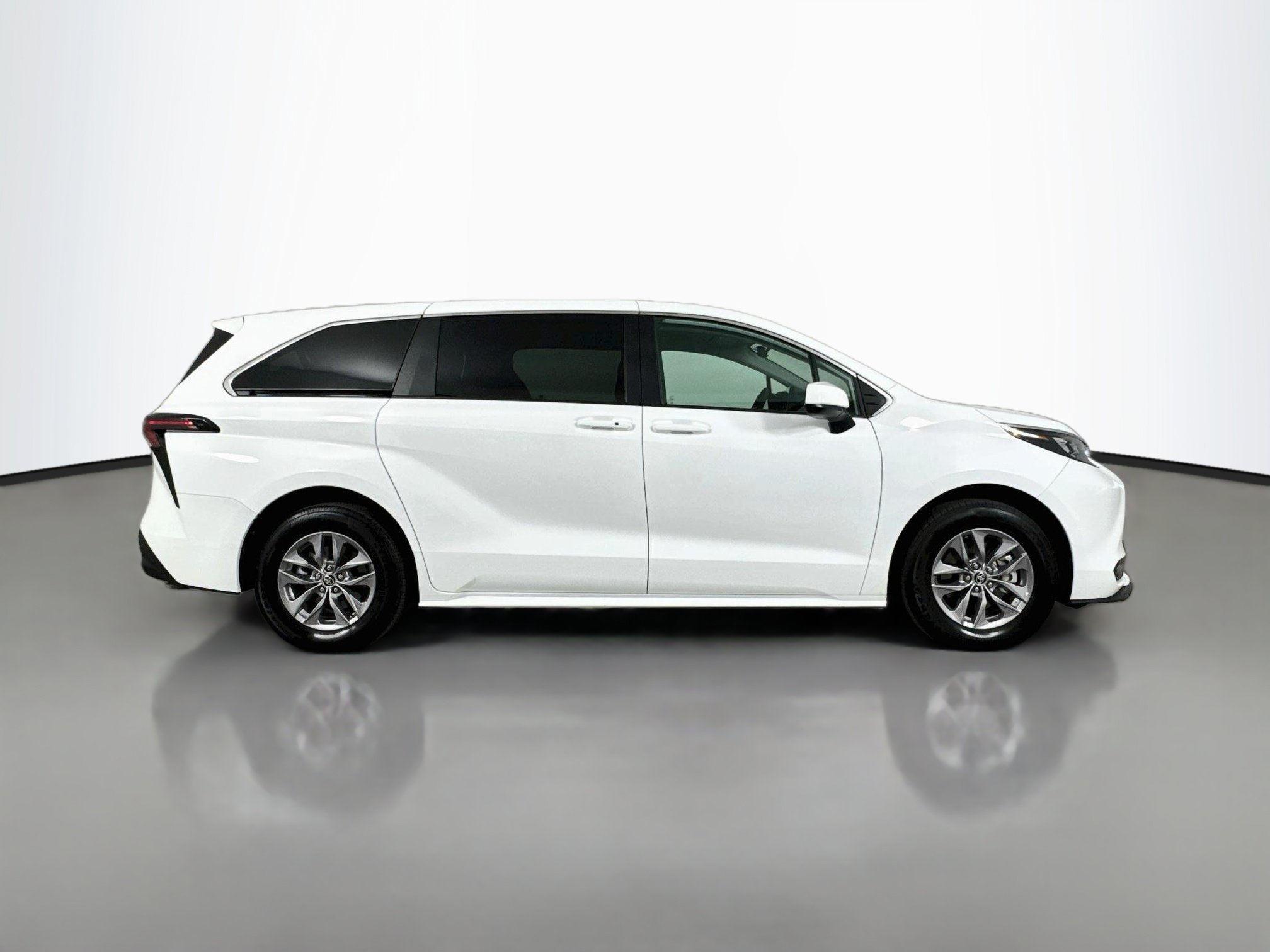 Certified 2025 Toyota Sienna LE FWD image 8