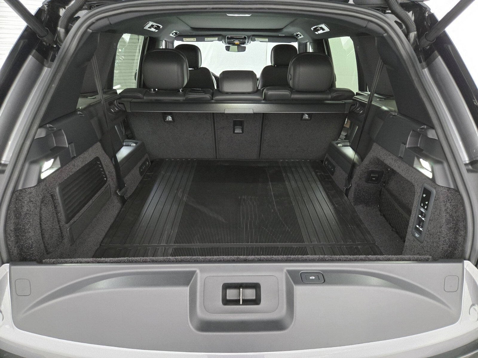 New 2025 Land Rover Range Rover Long Wheelbase SE image 13