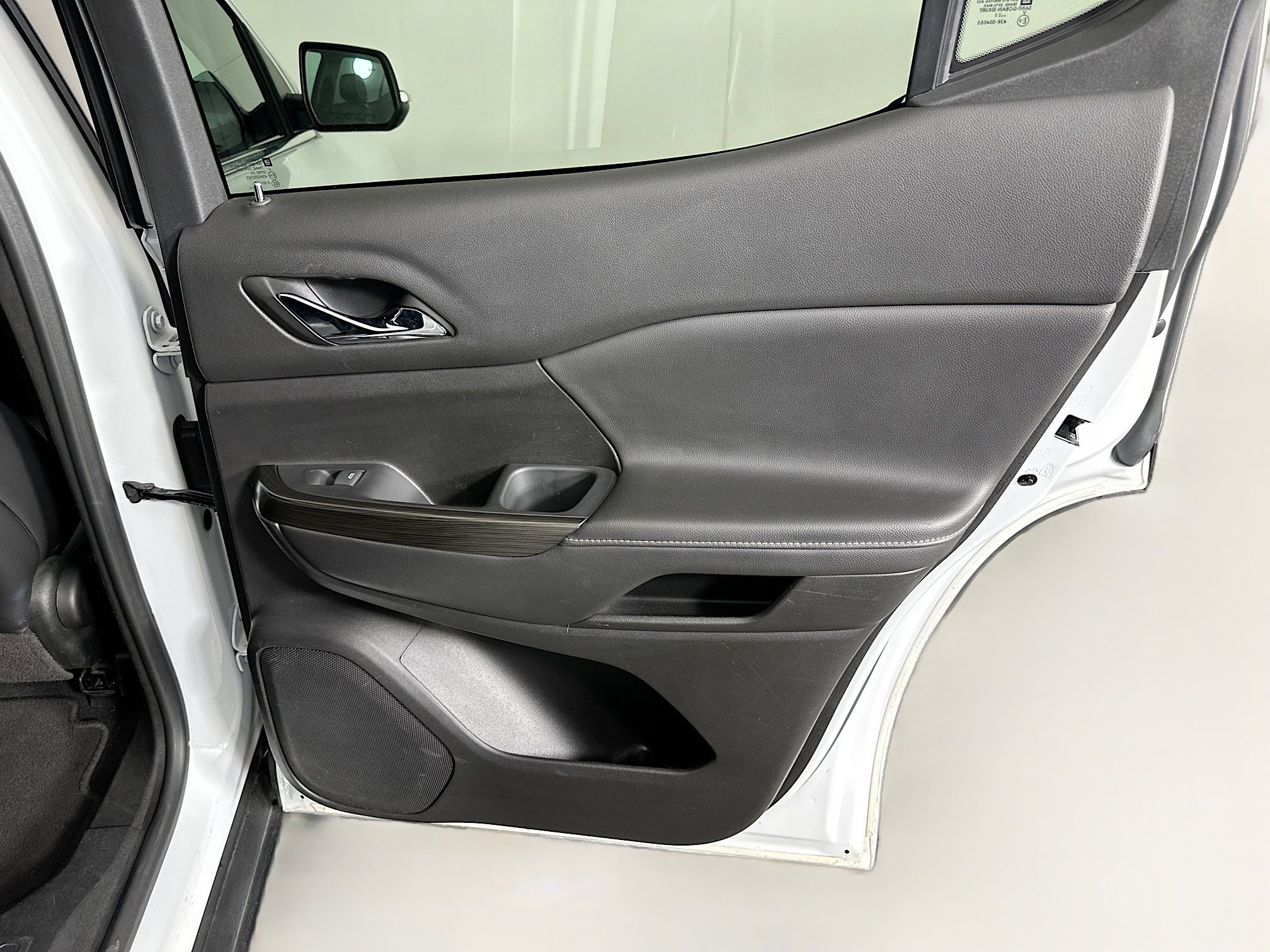 Used 2023 GMC Acadia SLT image 32