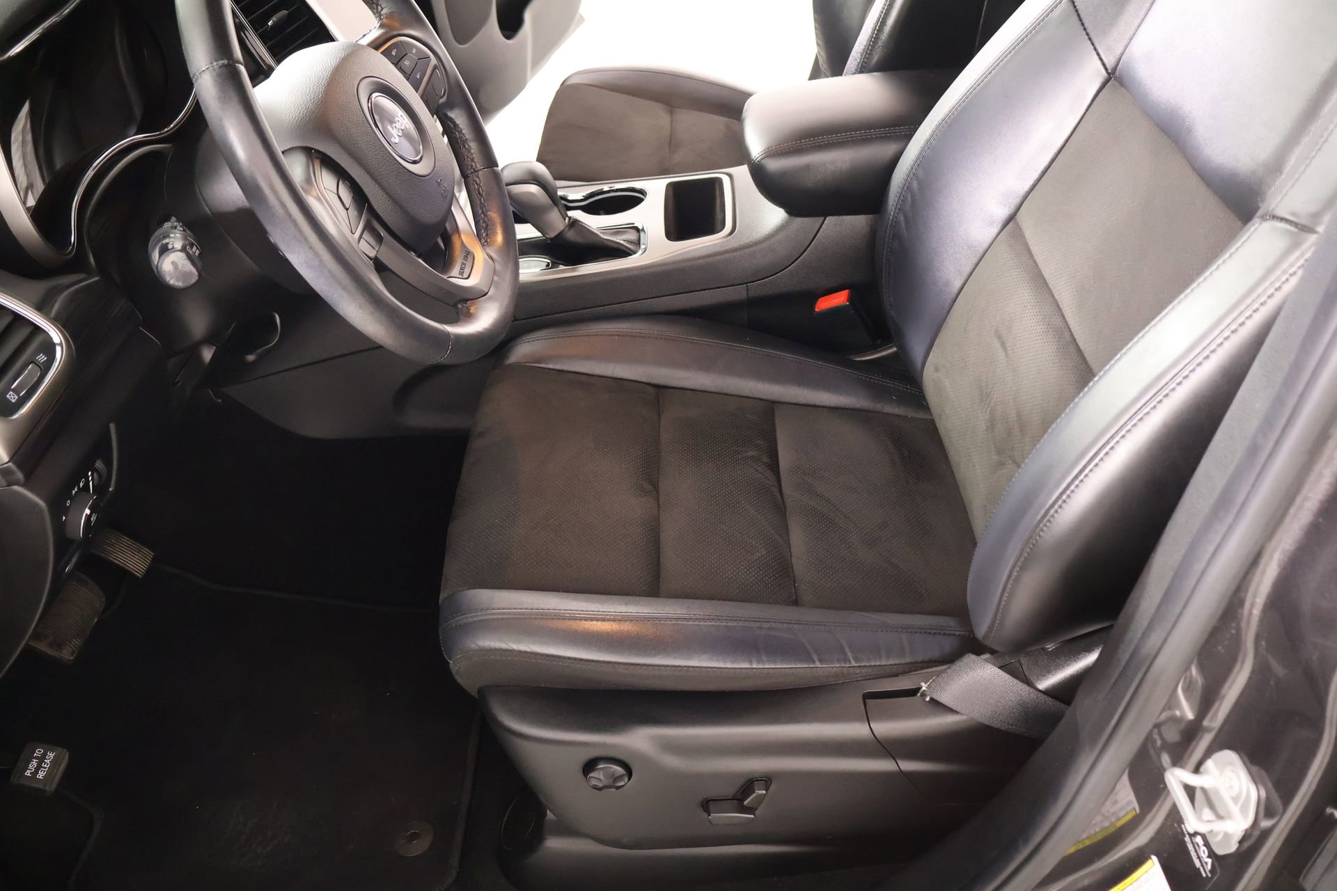 Used 2021 Jeep Grand Cherokee Laredo X AWD/4WD image 12