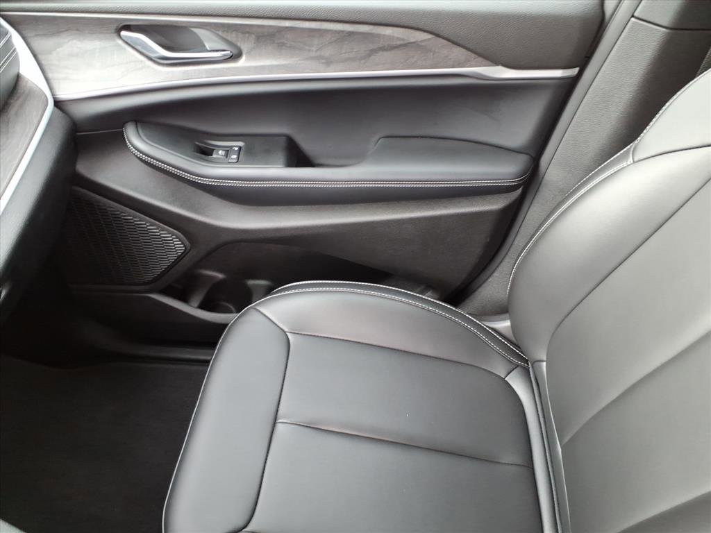 Used 2025 Jeep Grand Cherokee Limited image 31