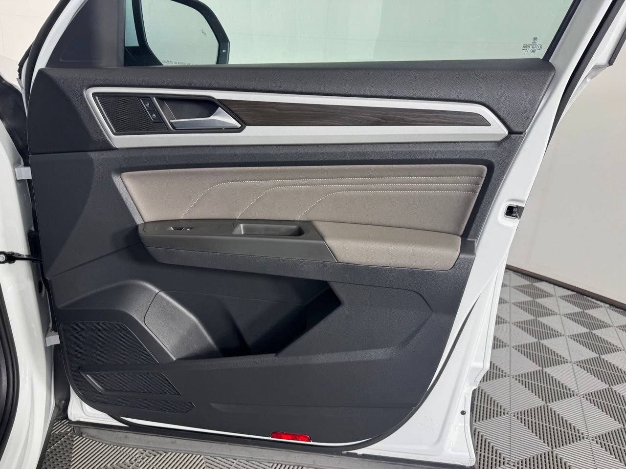 Used 2023 Volkswagen Atlas SE w/ Panoramic Sunroof Package FWD image 33