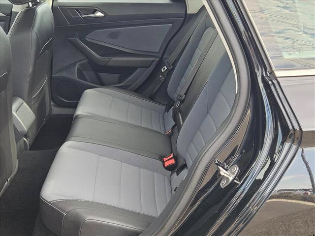 Used 2025 Volkswagen Jetta SE FWD image 19