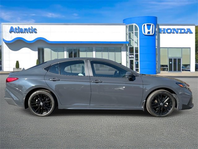 Used 2025 Toyota Camry SE image 4