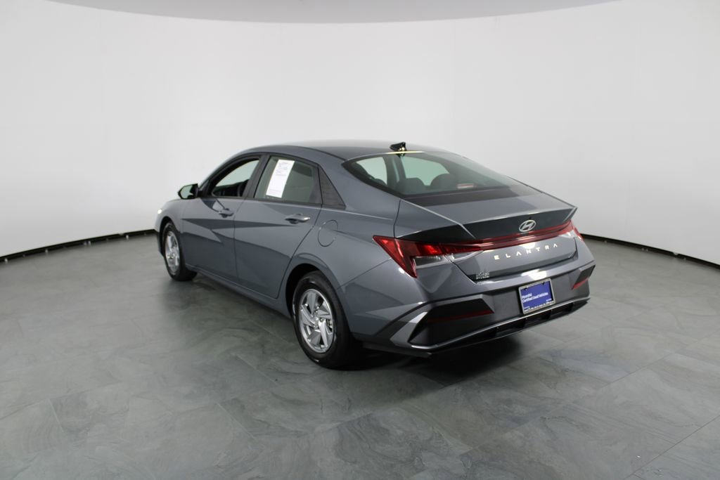 Certified 2026 Hyundai Elantra SE FWD image 4