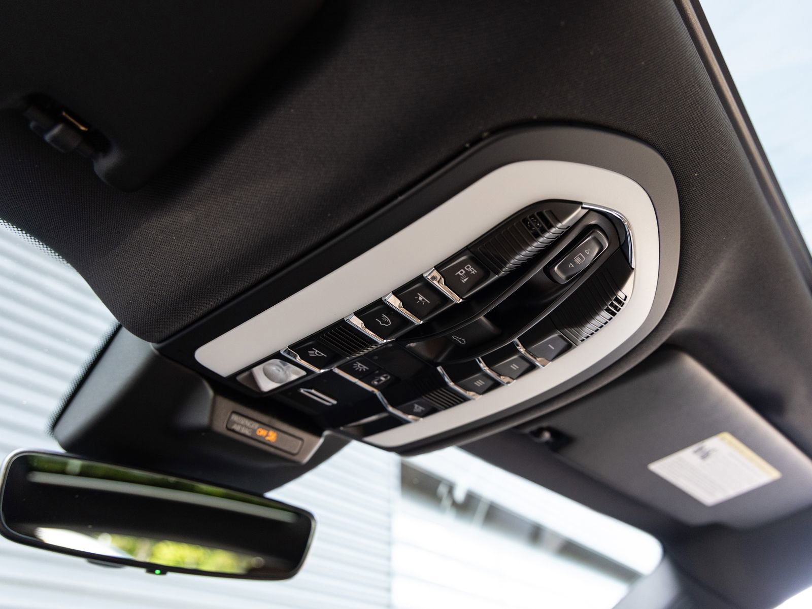 Certified 2025 Porsche Macan AWD/4WD image 19