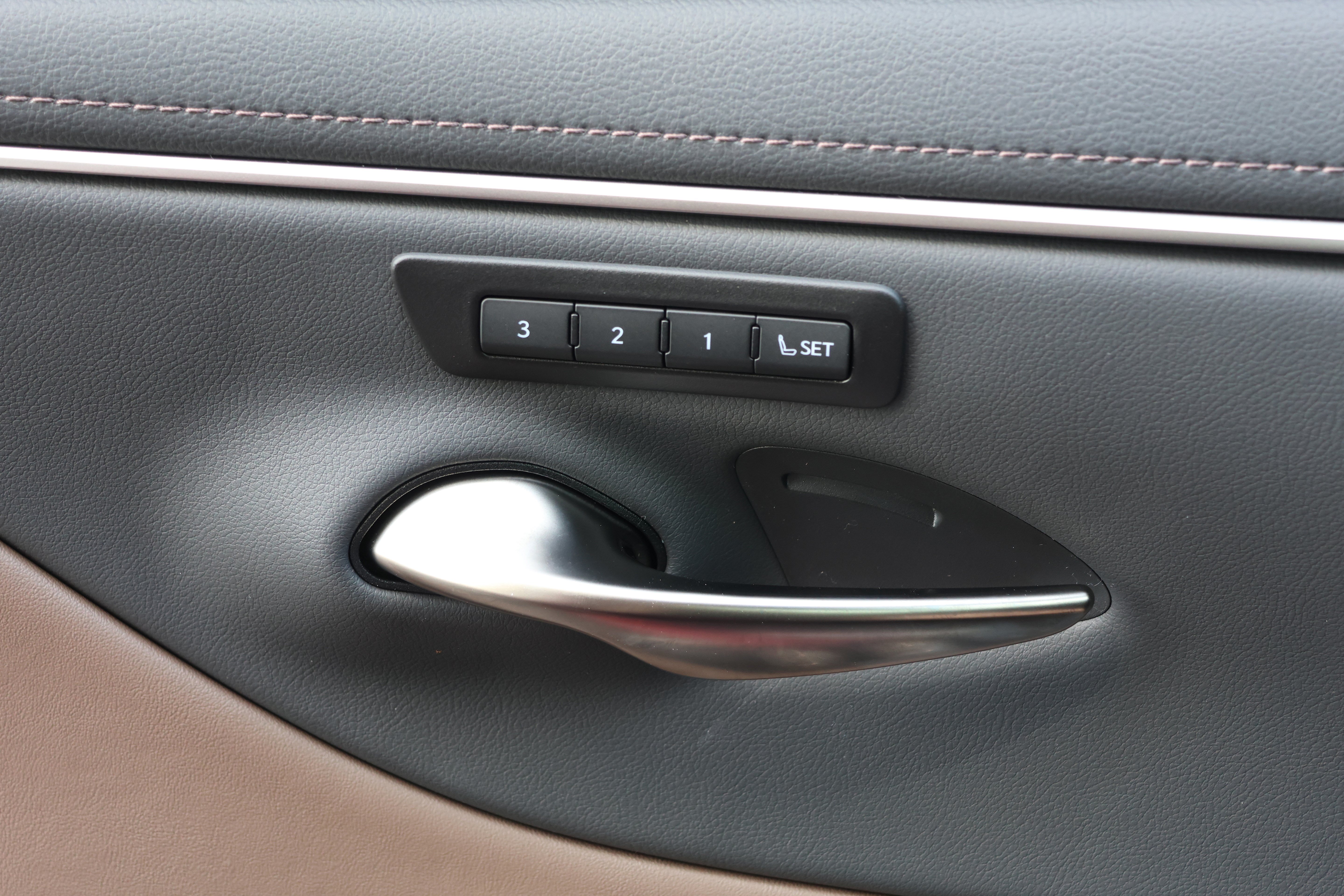 Used 2025 Lexus ES 300h w/ Premium Package FWD image 14