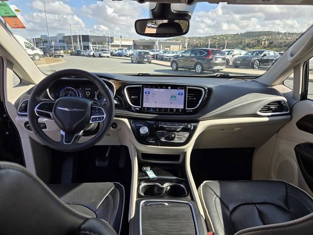 Used 2023 Chrysler Pacifica Limited image 17