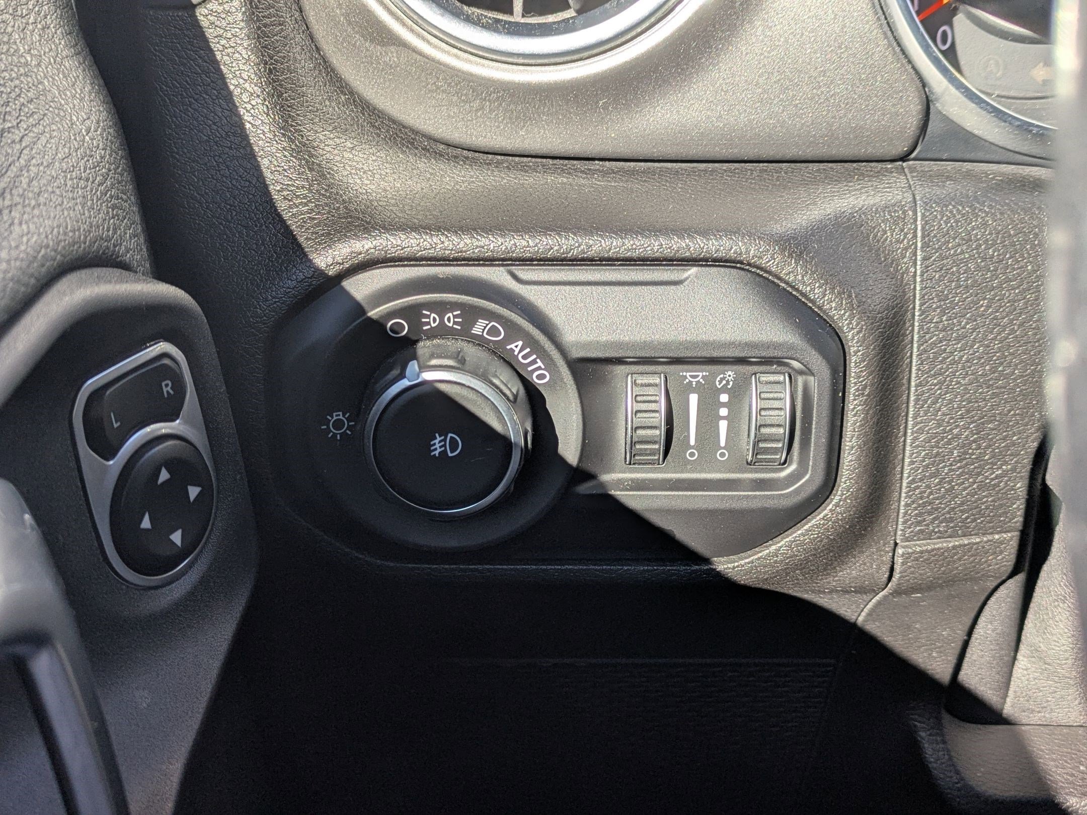 Used 2019 Jeep Wrangler Unlimited Sahara w/ Uconnect 4C Nav & Sound Group image 16