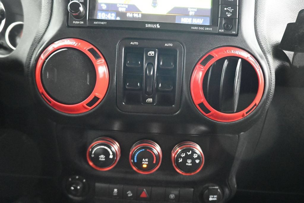 Used 2016 Jeep Wrangler Unlimited Rubicon w/ Connectivity Group AWD/4WD image 17