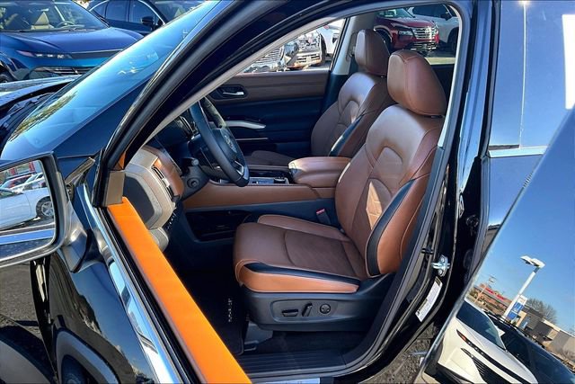 Certified 2025 Nissan Pathfinder Platinum w/ Cargo Package image 16