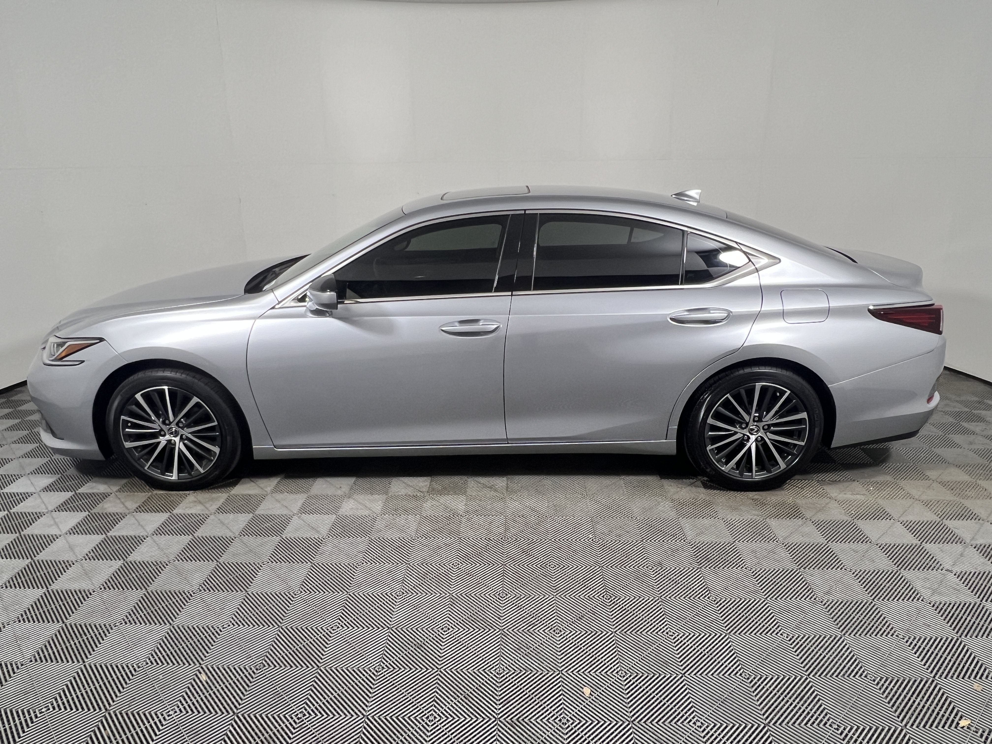 Used 2023 Lexus ES 350 w/ Premium Package FWD image 2