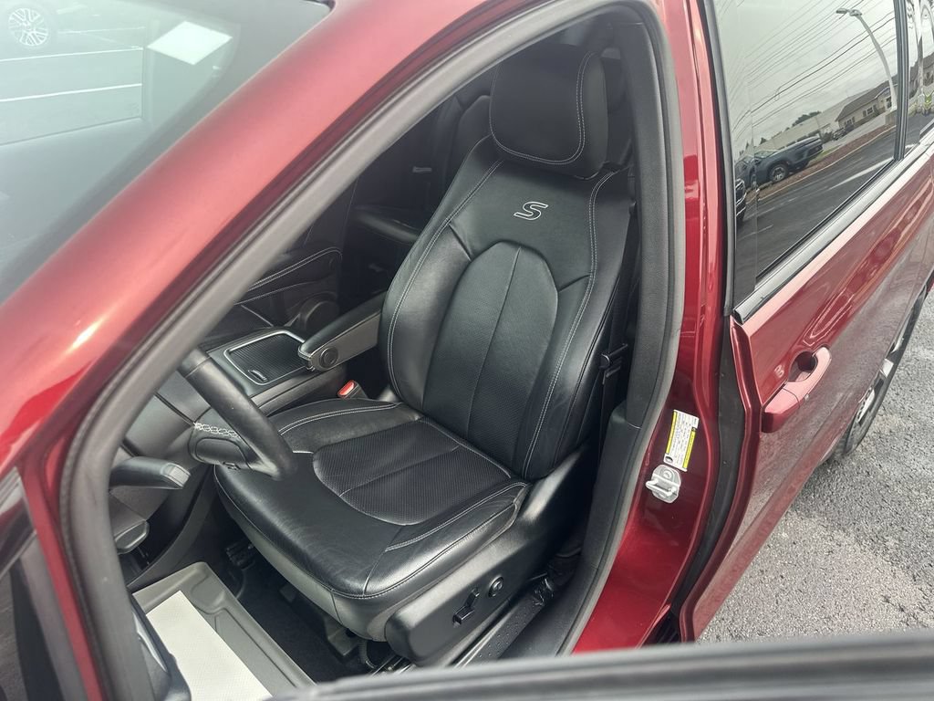 Used 2020 Chrysler Pacifica Touring-L Plus w/ Advanced Safetytec Group FWD image 17