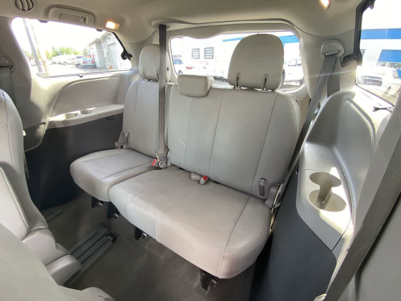 Certified 2018 Toyota Sienna XLE FWD image 23