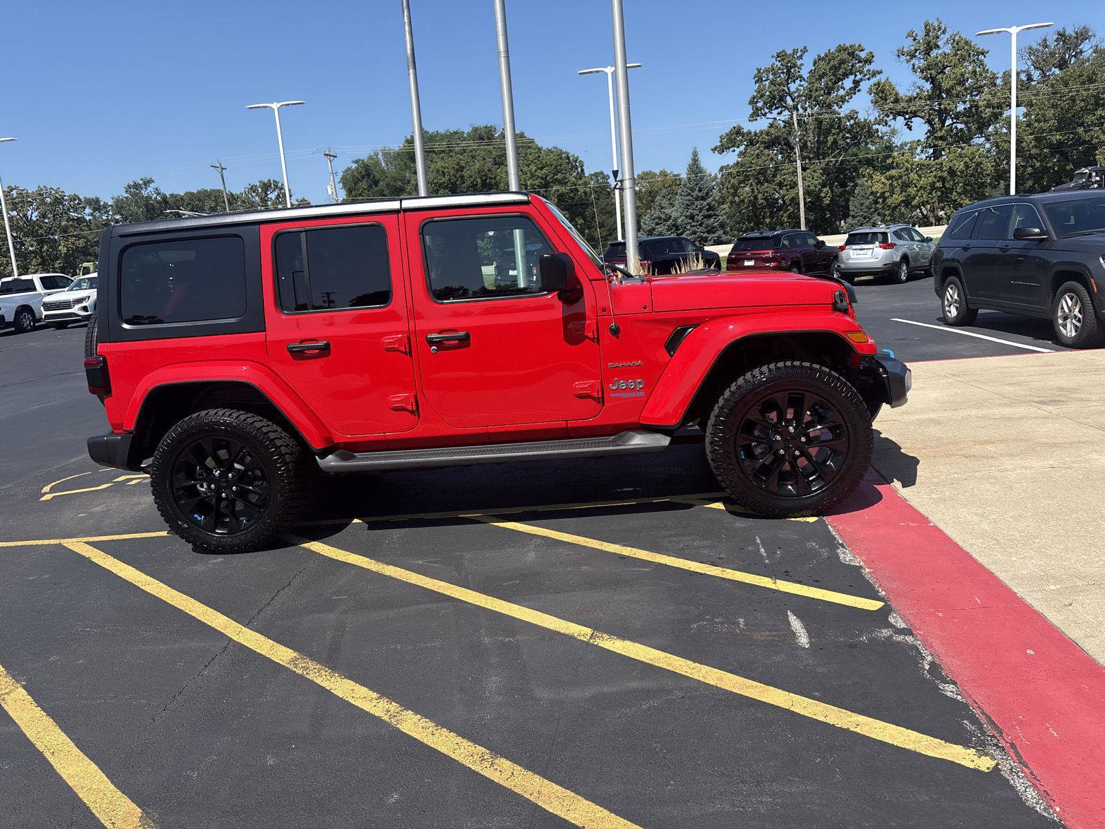 Used 2022 Jeep Wrangler Unlimited Sahara AWD/4WD image 4