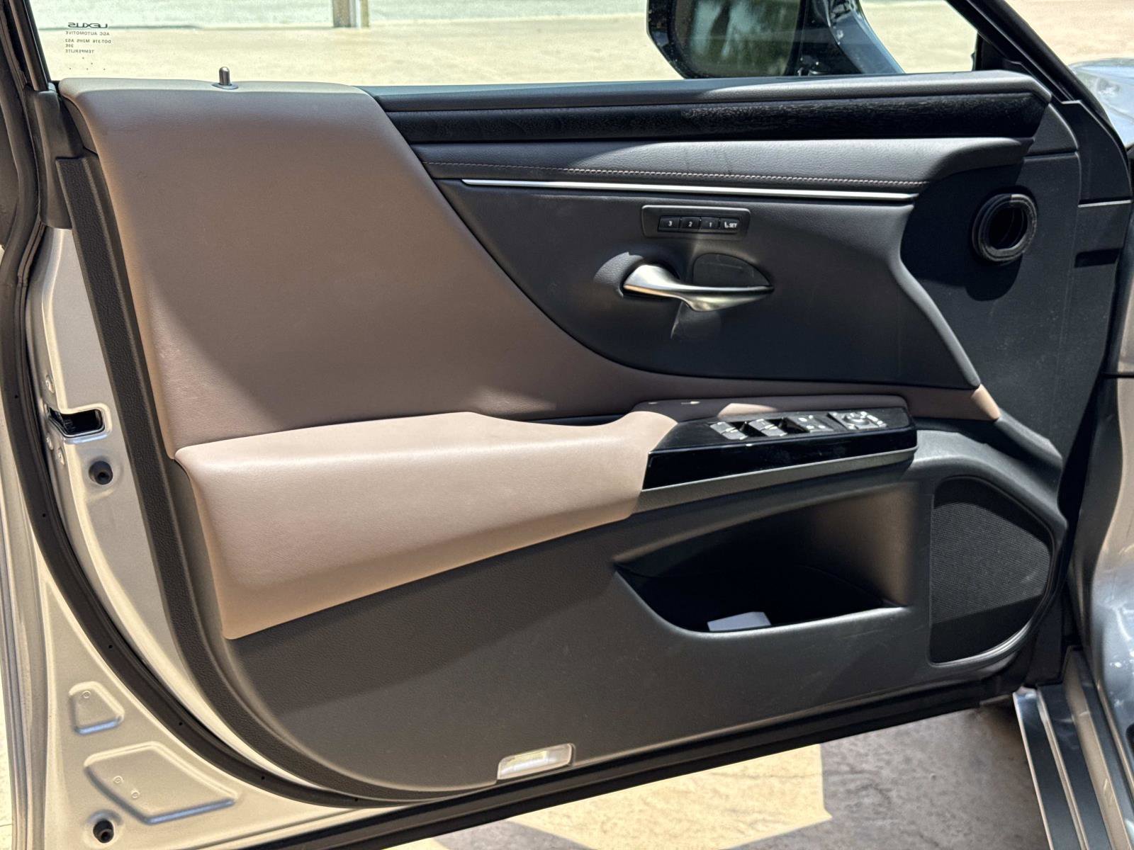 Used 2024 Lexus ES 350 w/ Premium Package FWD image 9