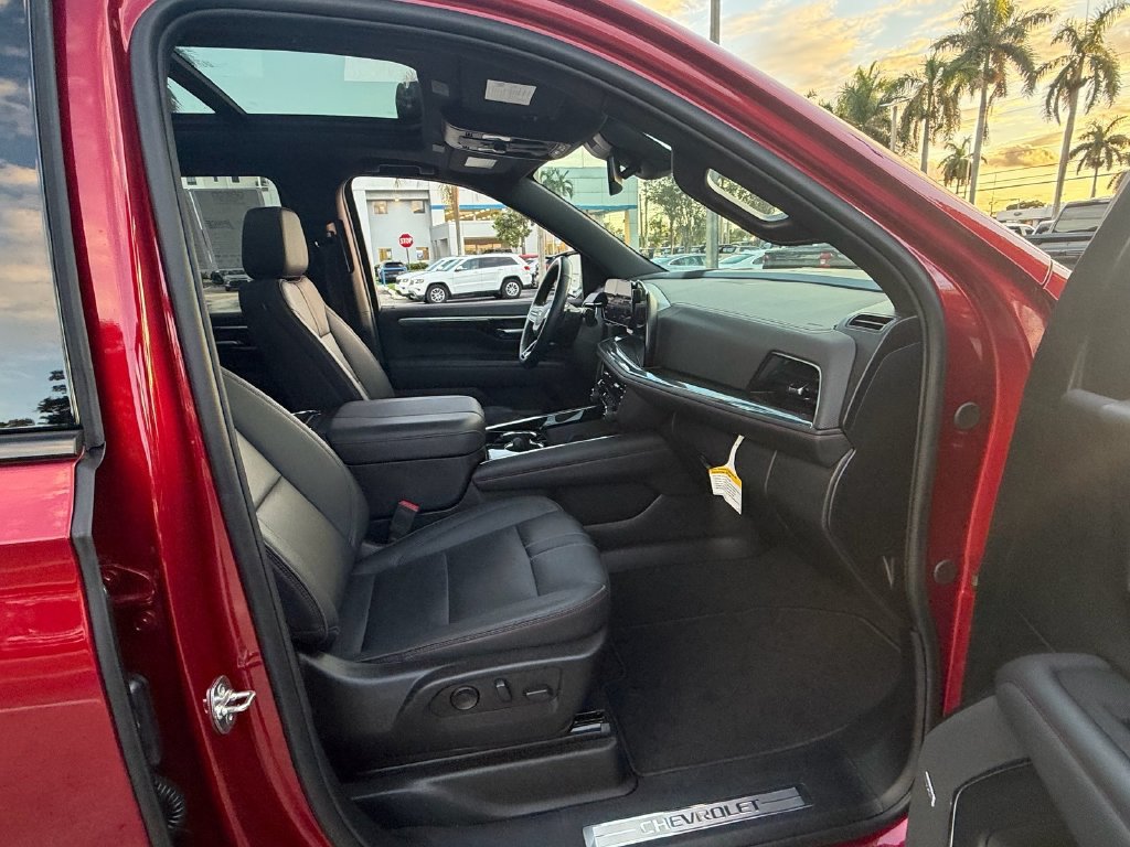 Used 2025 Chevrolet Suburban RST w/ Comfort Package RWD image 18