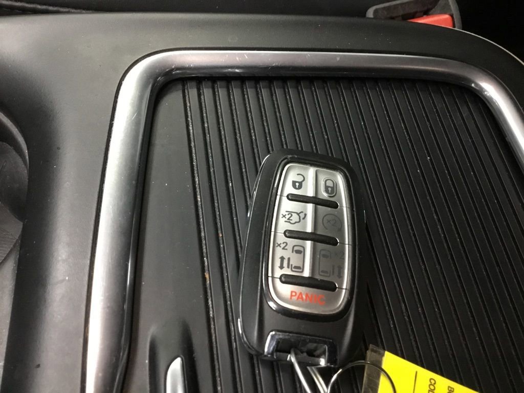 Used 2023 Chrysler Pacifica Touring-L image 10