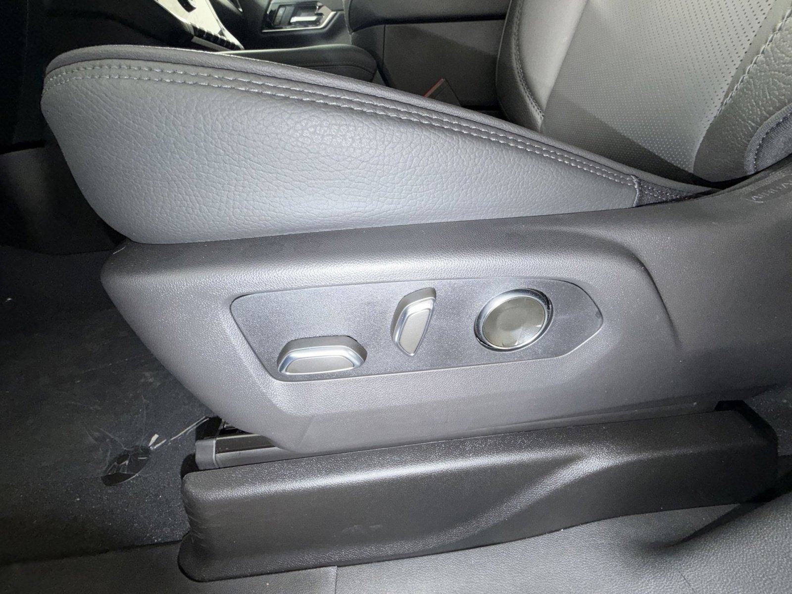 New 2026 GMC Yukon XL Denali w/ Denali Reserve Package image 14