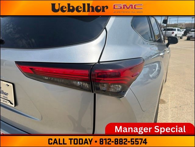 Used 2023 Toyota Highlander XLE FWD image 11
