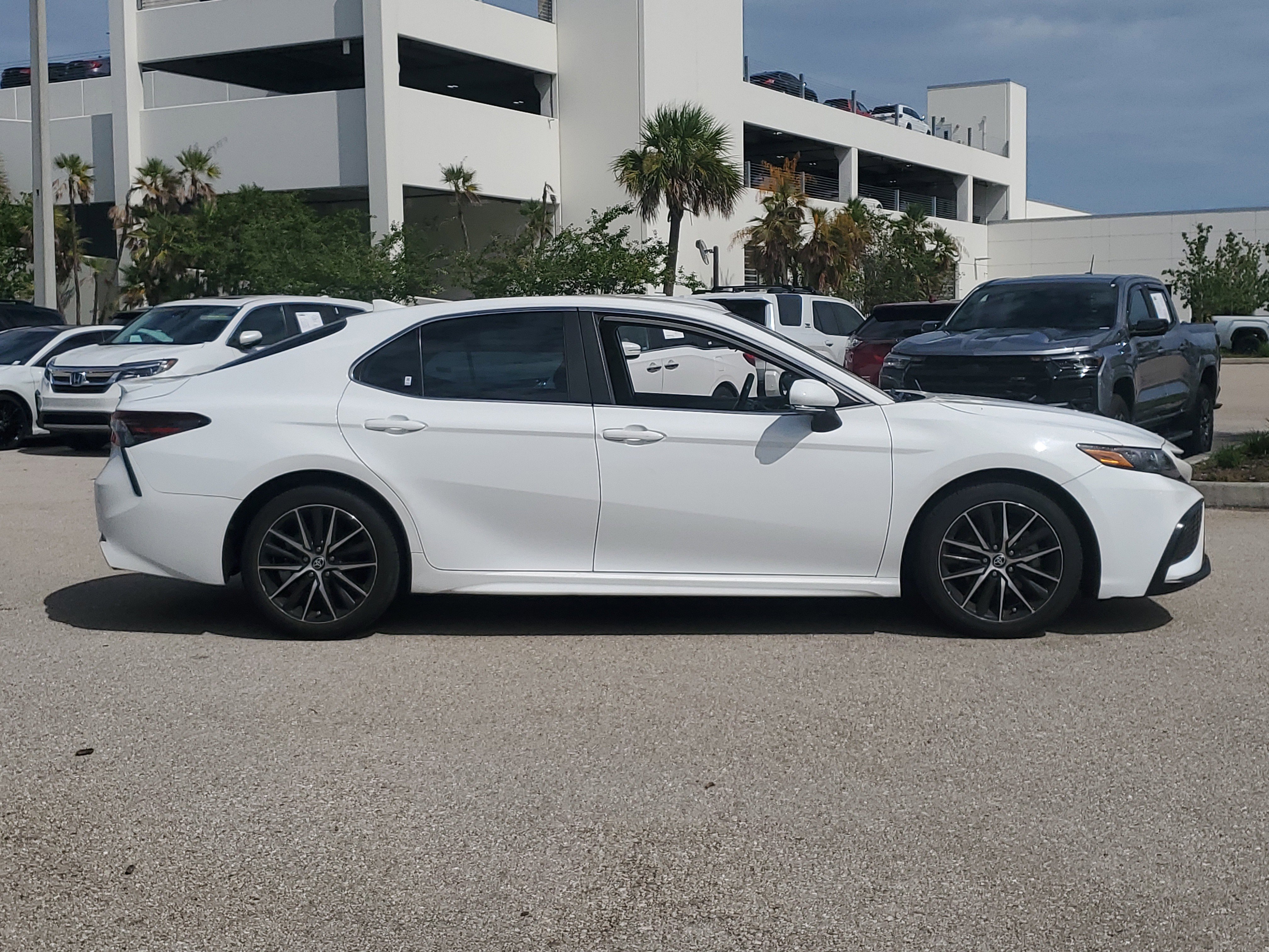Used 2023 Toyota Camry SE image 4