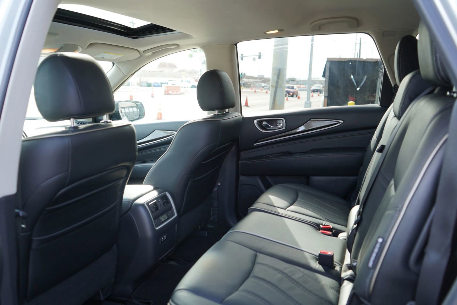 Used 2020 INFINITI QX60 Luxe w/ Essential Package FWD image 17