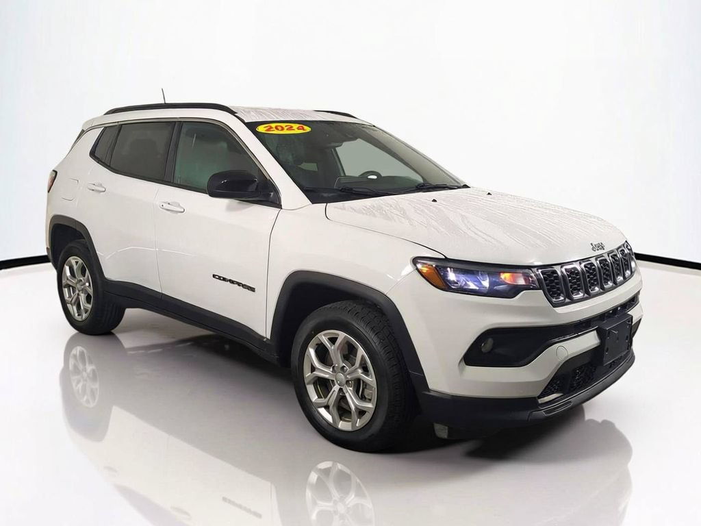 Used 2024 Jeep Compass Latitude AWD/4WD image 2