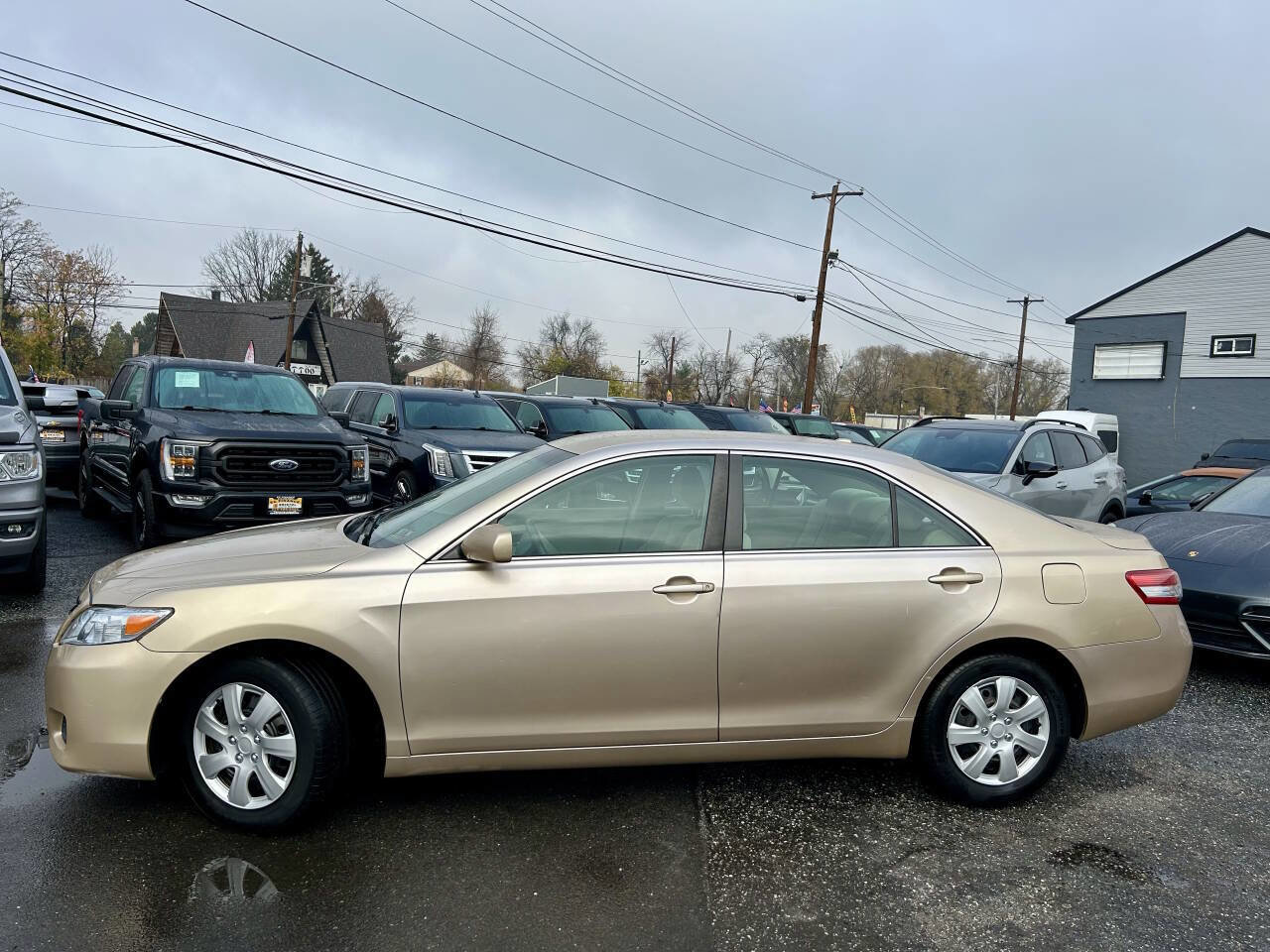 Used 2010 Toyota Camry LE image 2