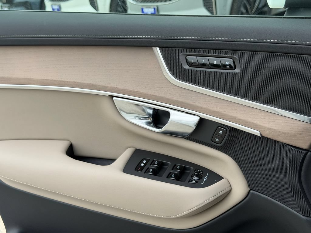 New 2026 Volvo XC90 B6 Plus w/ Protection Package Premier AWD/4WD image 32
