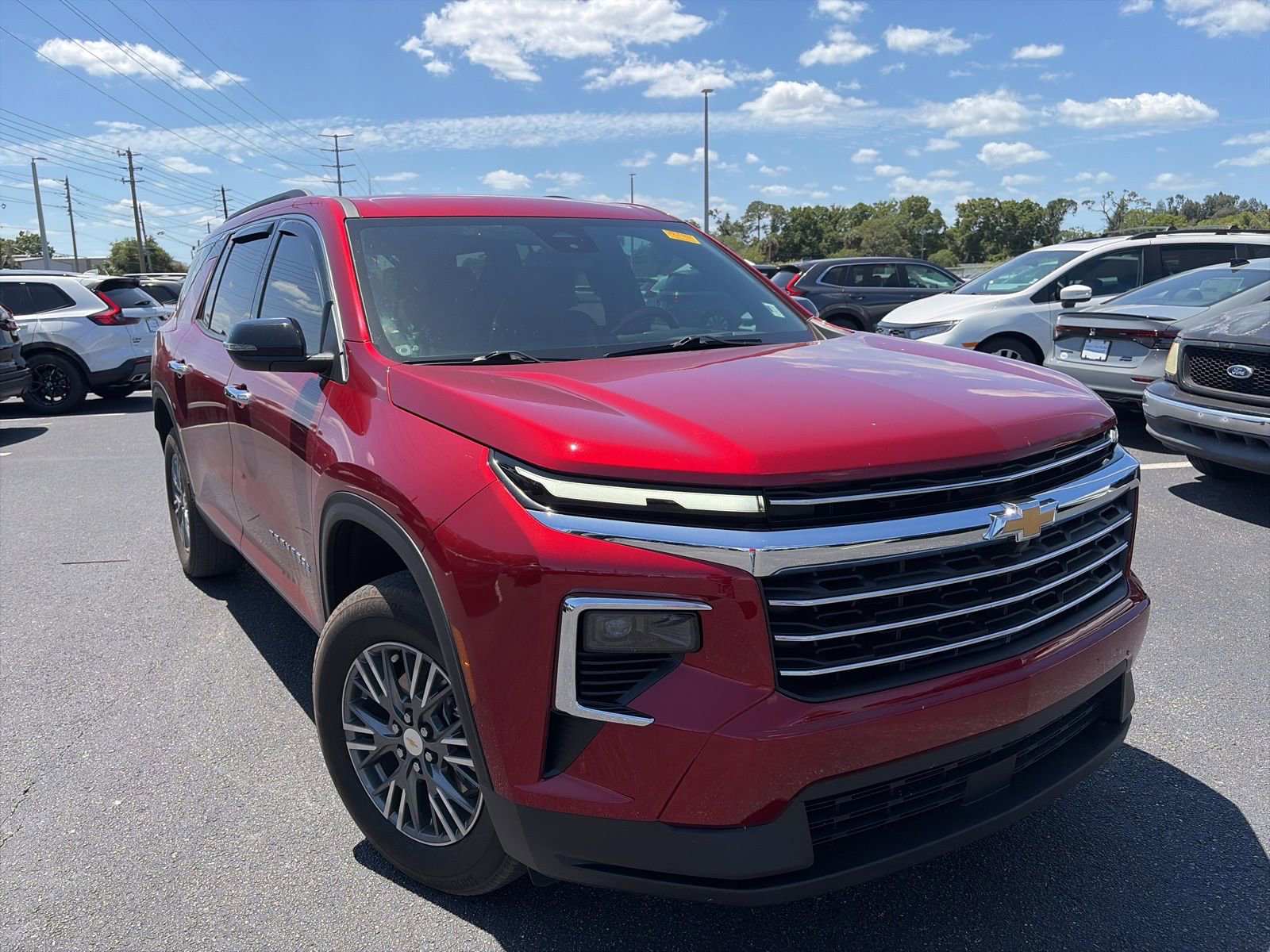 Used 2025 Chevrolet Traverse LT FWD image 1