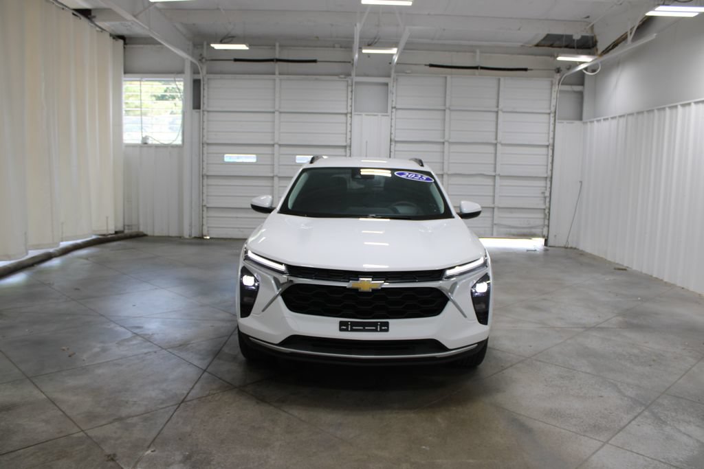 Used 2025 Chevrolet Trax LT FWD image 3